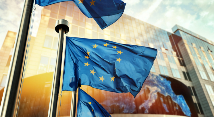 assouplissement quantitatif définition - quantitative easing bce - illustration drapeaux parlement europeen assouplissement quantitatif définition - quantitative easing bce - illustration drapeaux parlement europeen