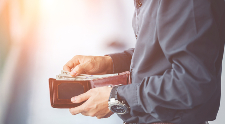 portfolio_management_gestion_de_portefeuille_homme_ouvrant_portefeuille