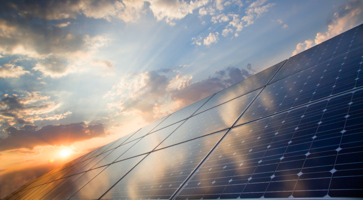 investir dans l'énergie solaire - action energie solaire - illustration panneaux solaires